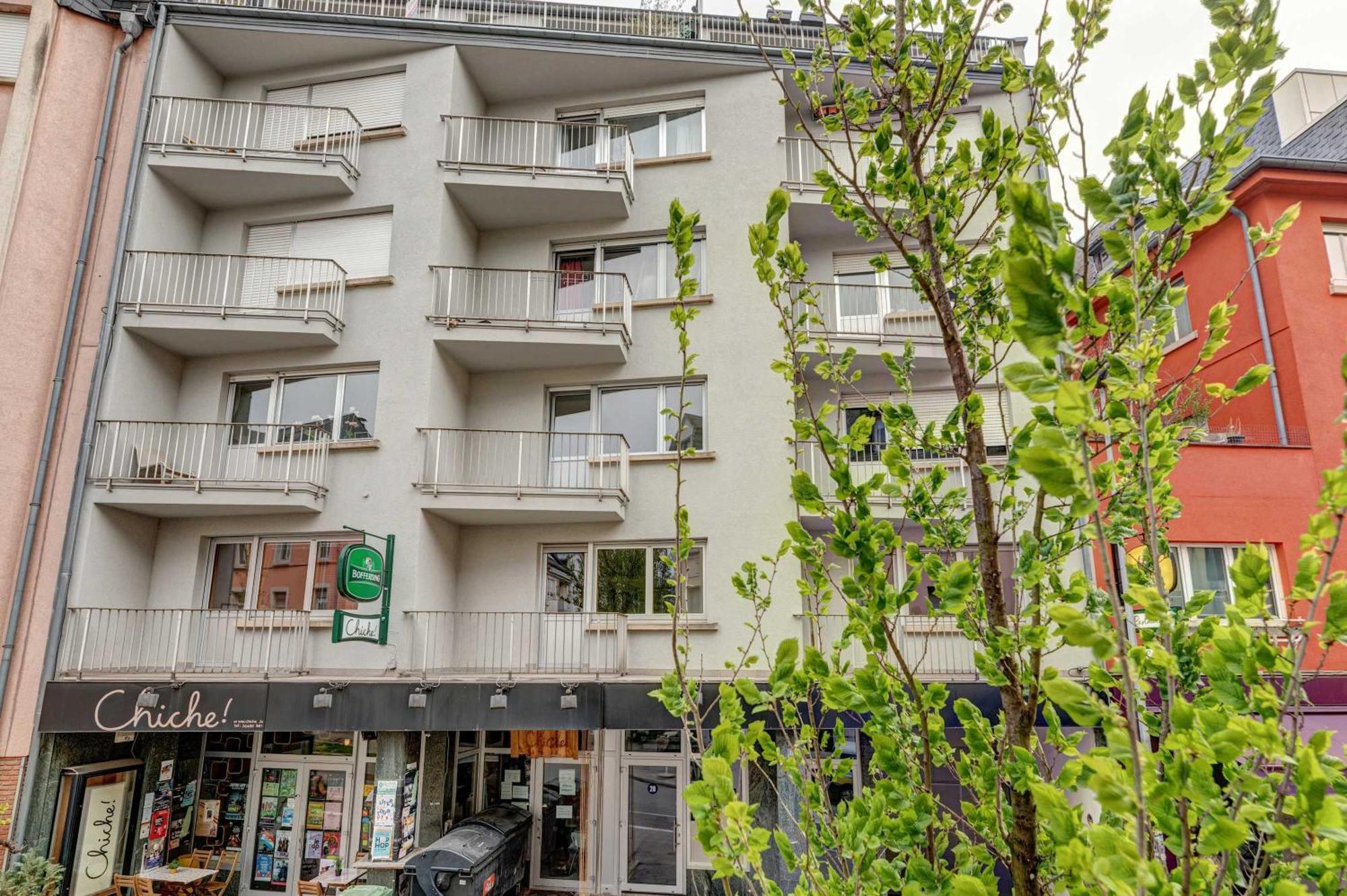 Elegant Getaway With Balcony & Charm Apartment
