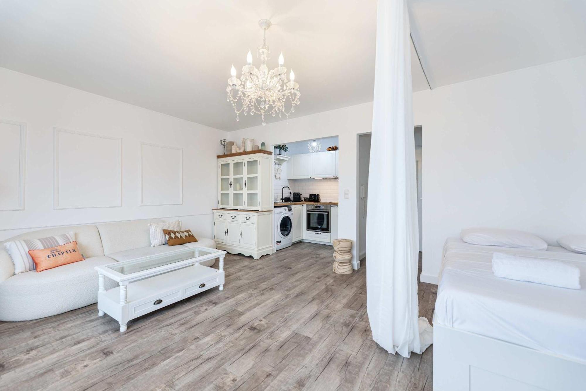 Elegant Getaway With Balcony & Charm Apartment