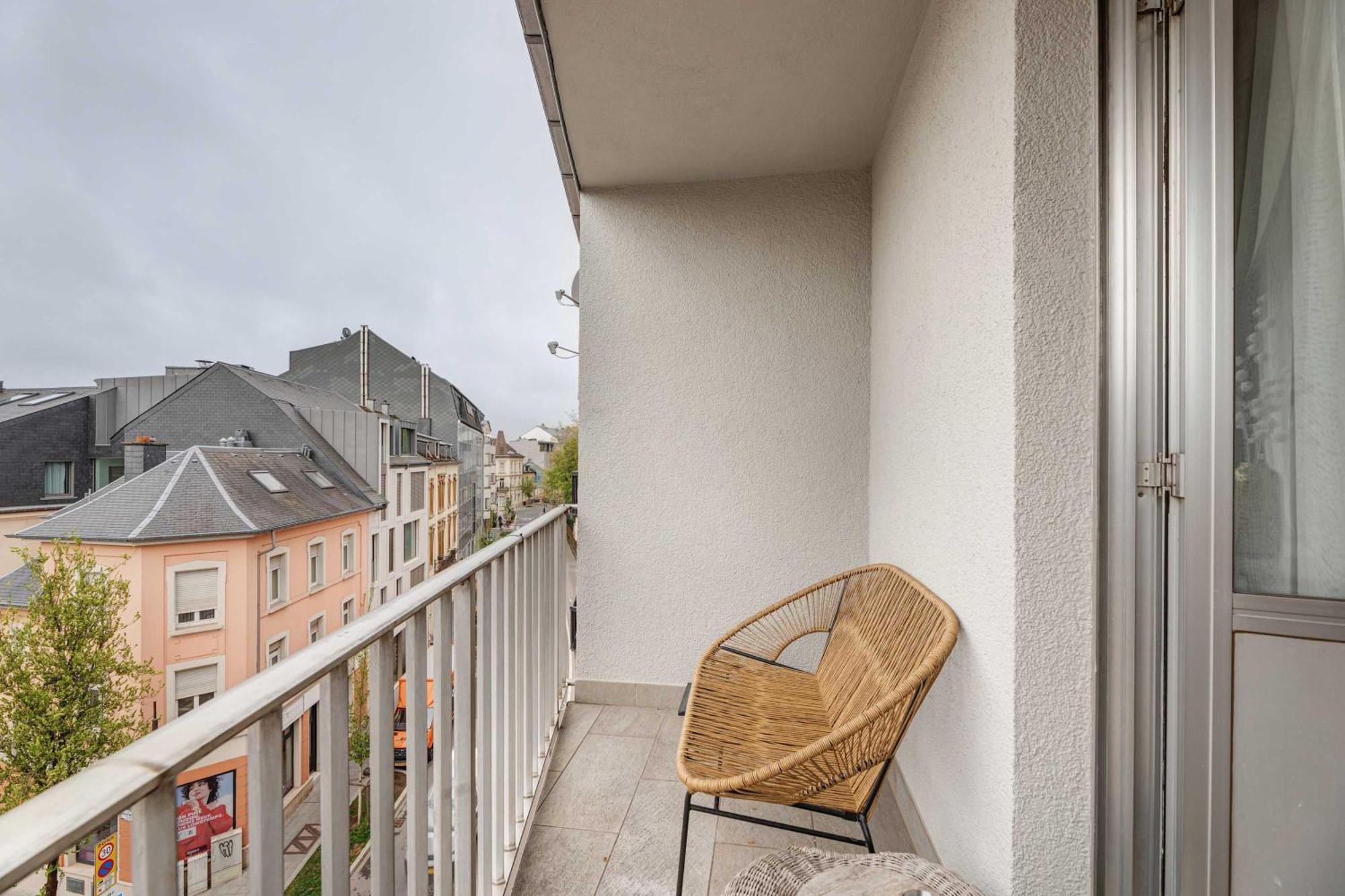 Elegant Getaway With Balcony & Charm Apartment *