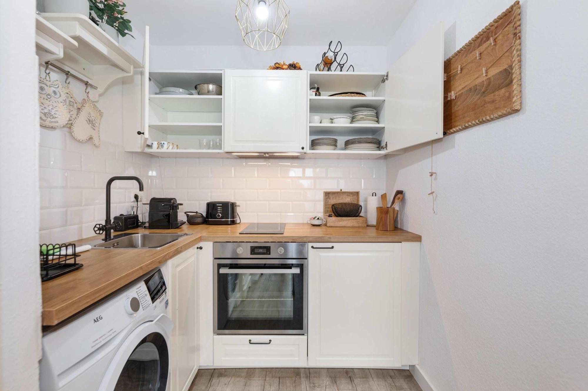 Apartment Elegant Getaway With Balcony & Charm *