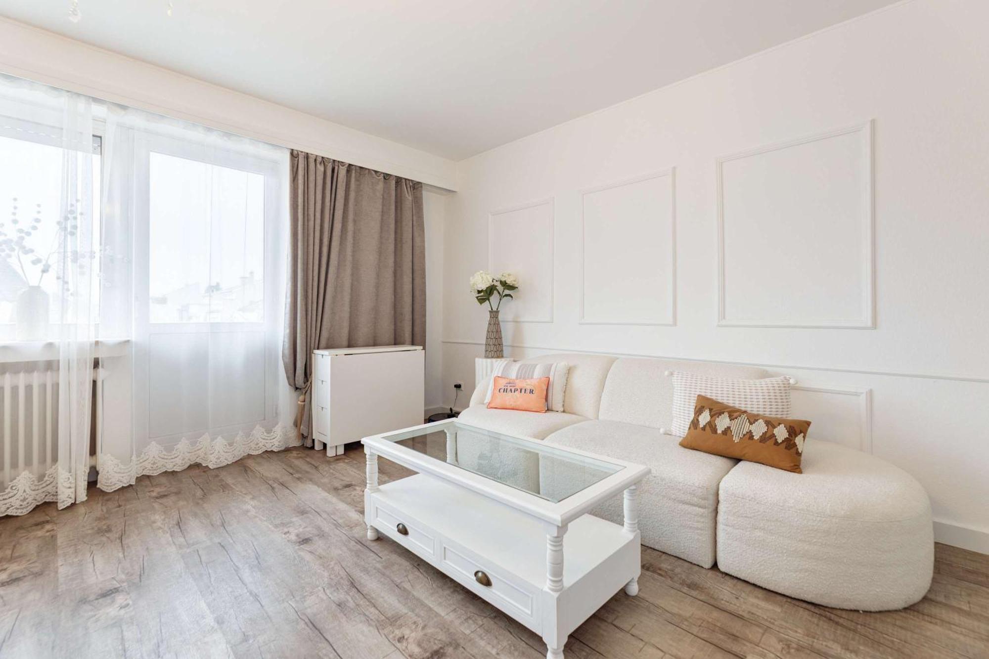 Apartment Elegant Getaway With Balcony & Charm