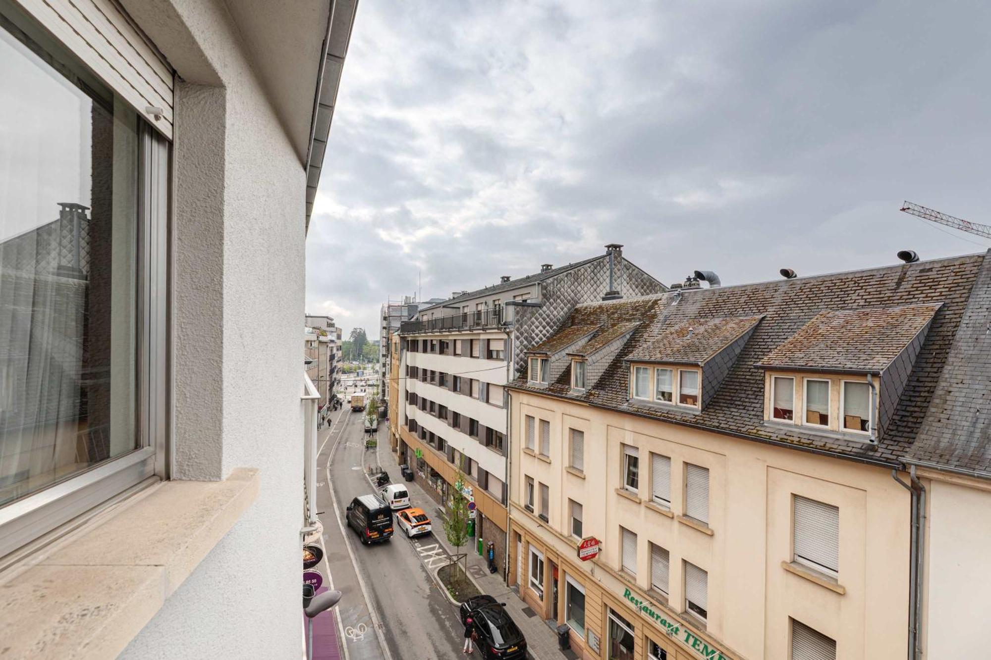 Apartment Elegant Getaway With Balcony & Charm *