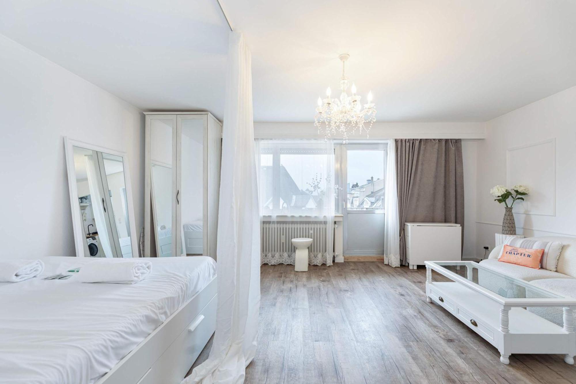 Elegant Getaway With Balcony & Charm Apartment
