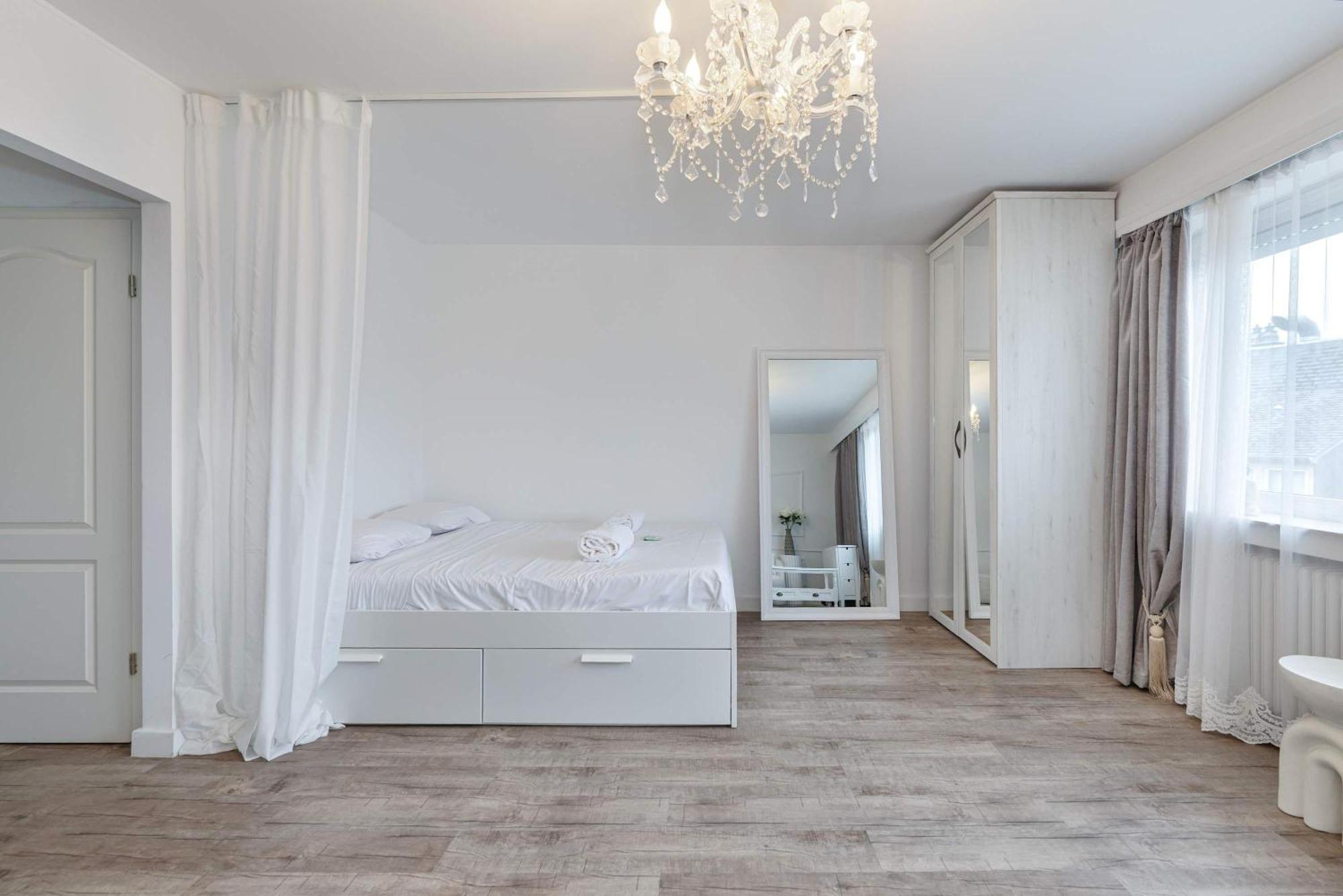 Elegant Getaway With Balcony & Charm Apartment *