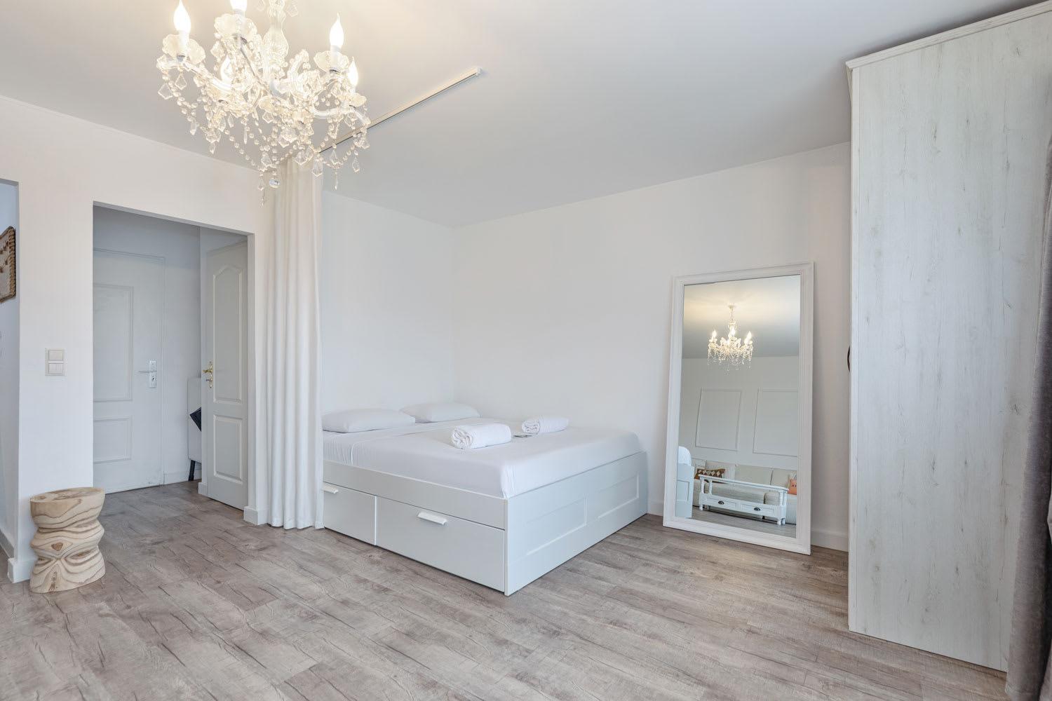 Apartment Elegant Getaway With Balcony & Charm *