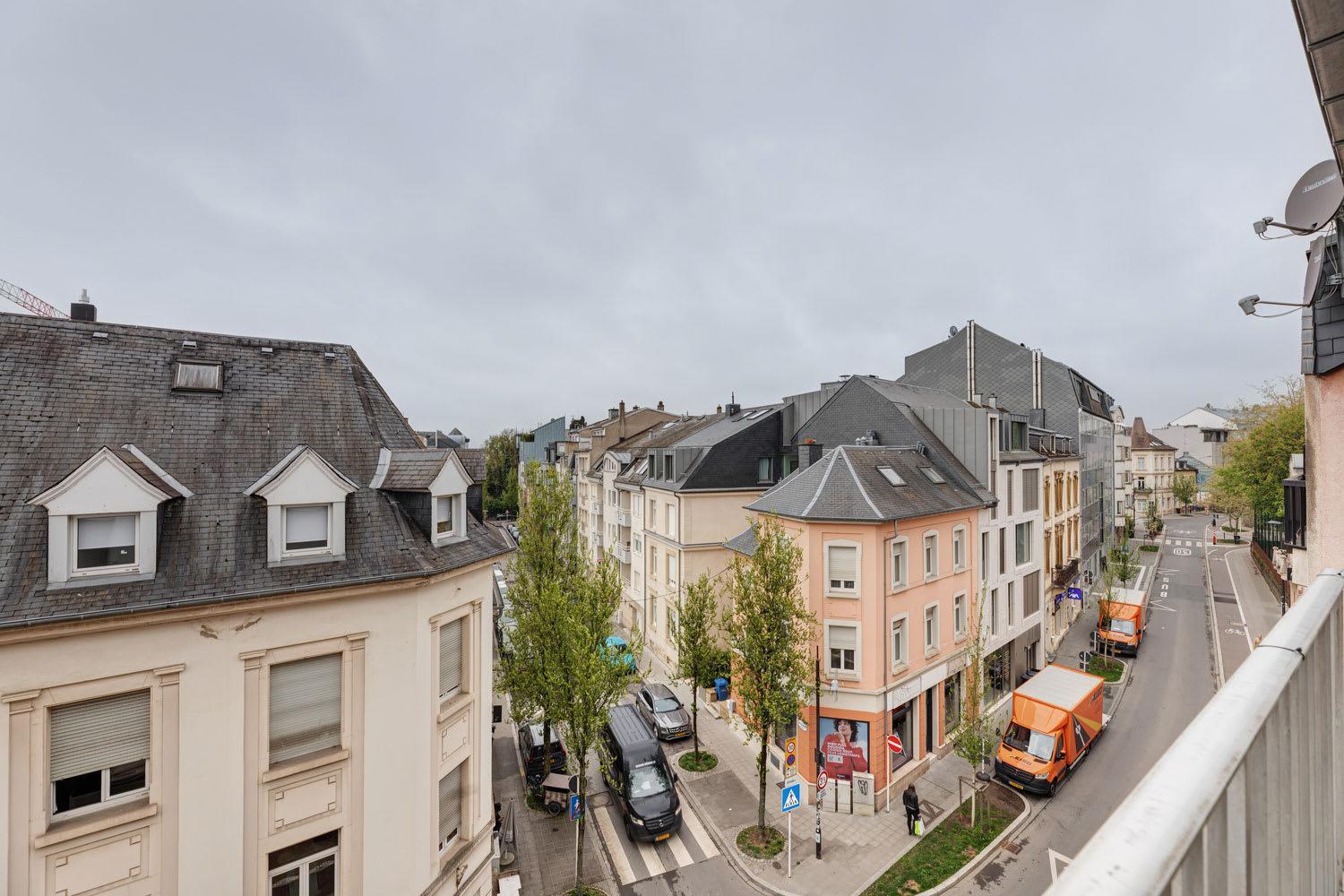 Apartment Elegant Getaway With Balcony & Charm *