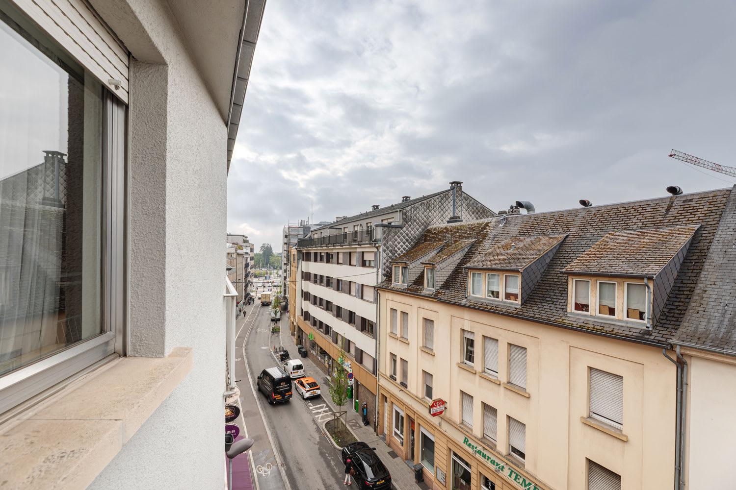 Apartment Elegant Getaway With Balcony & Charm