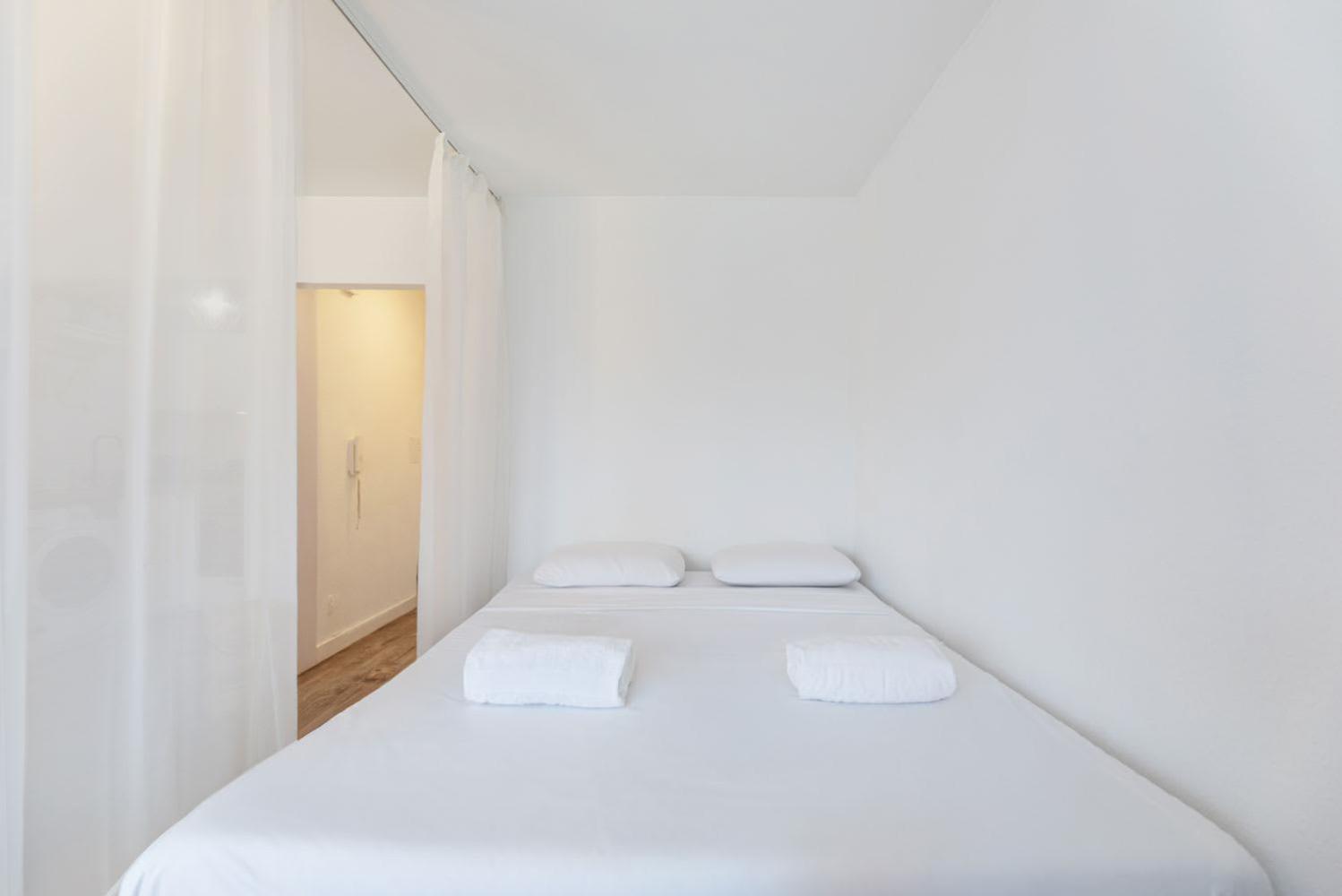 Apartment Elegant Getaway With Balcony & Charm *