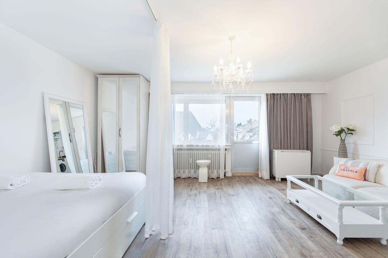 Apartment Elegant Getaway With Balcony & Charm *