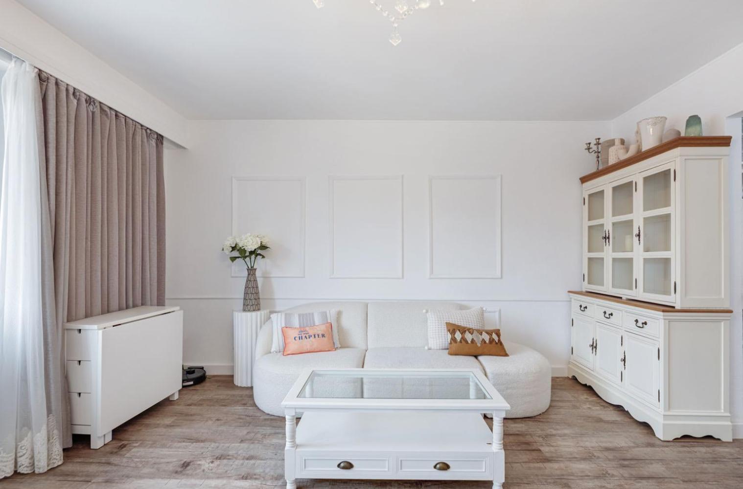 Apartment Elegant Getaway With Balcony & Charm
